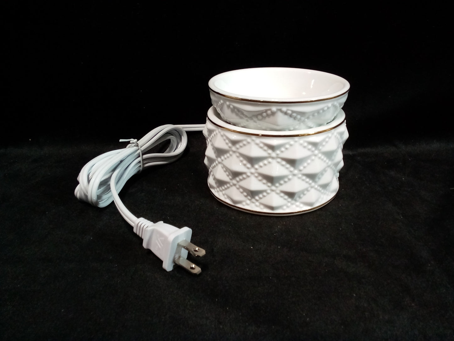 SCENTSY Diamond Milk Glass Full Size Plug-in Wax Warmer - White