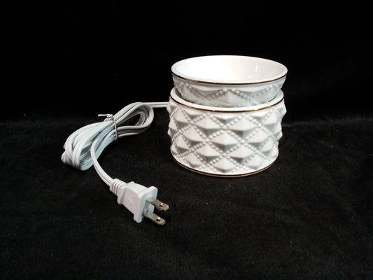 SCENTSY Diamond Milk Glass Full Size Plug-in Wax Warmer - White
