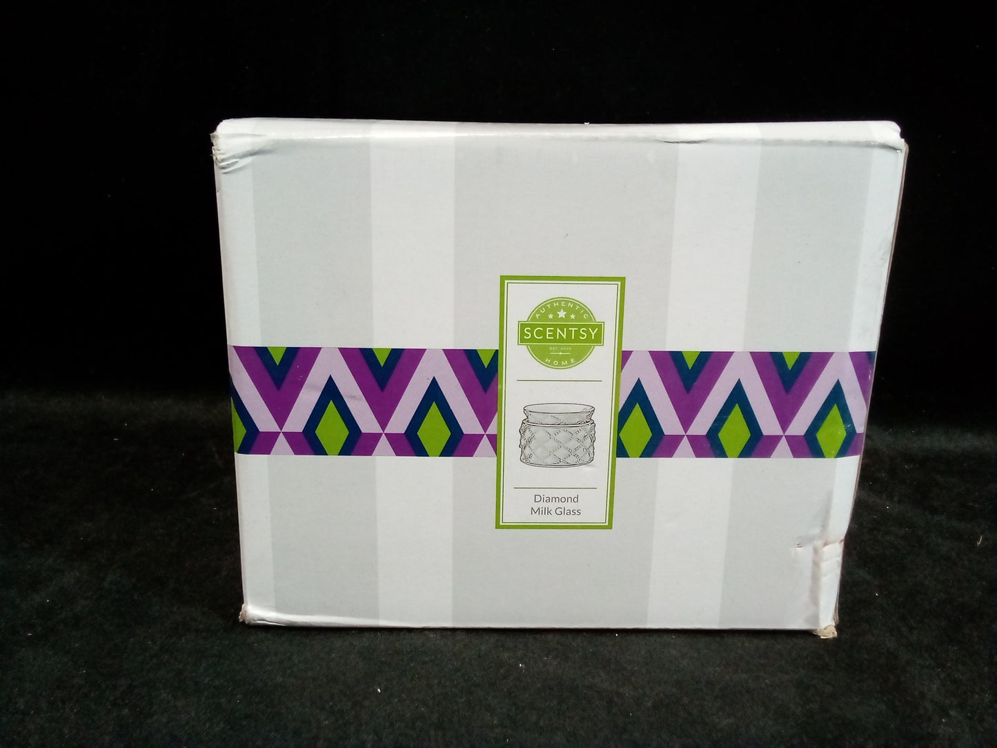 SCENTSY Diamond Milk Glass Full Size Plug-in Wax Warmer - White