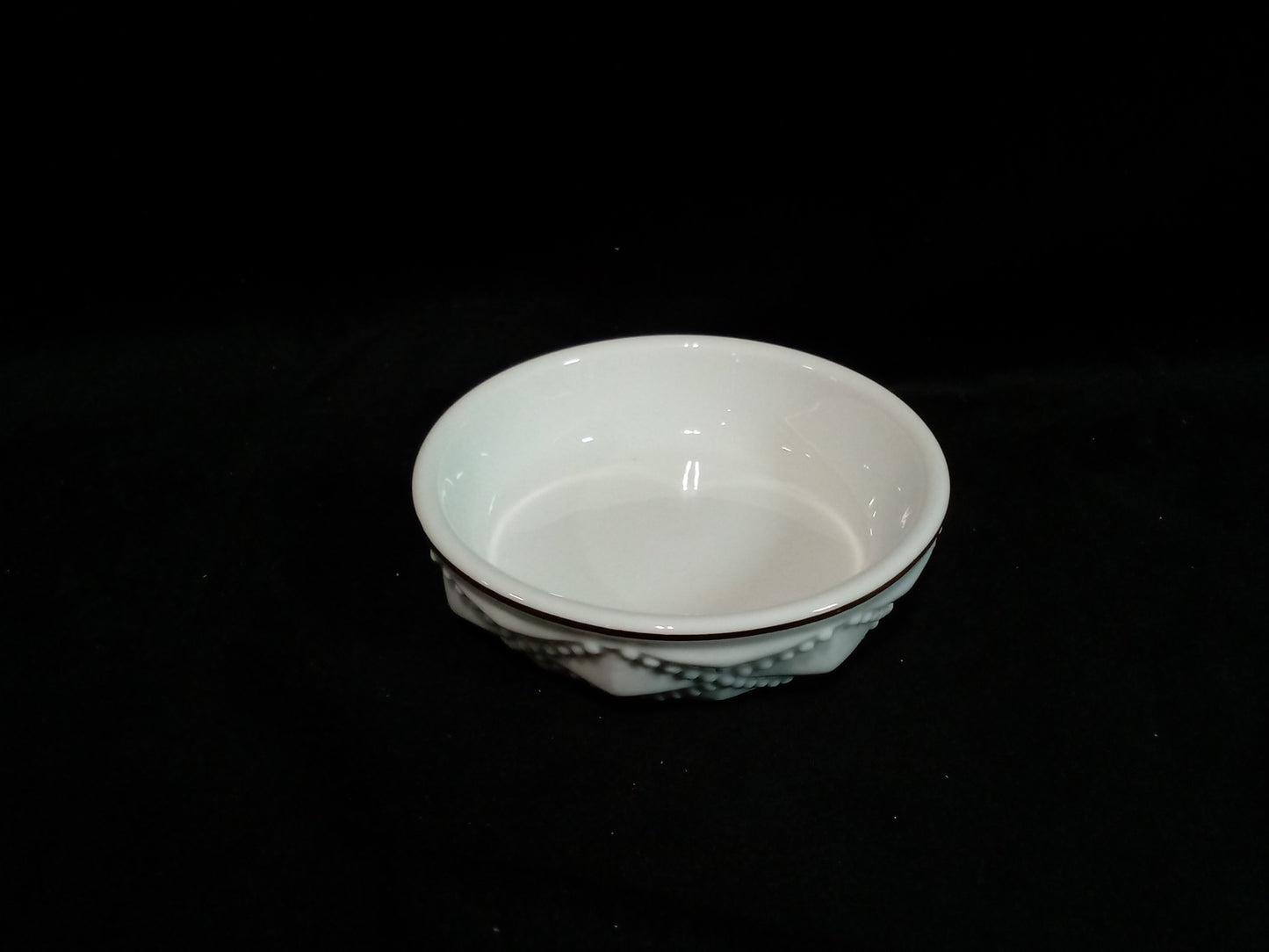 SCENTSY Diamond Milk Glass Full Size Plug-in Wax Warmer - White