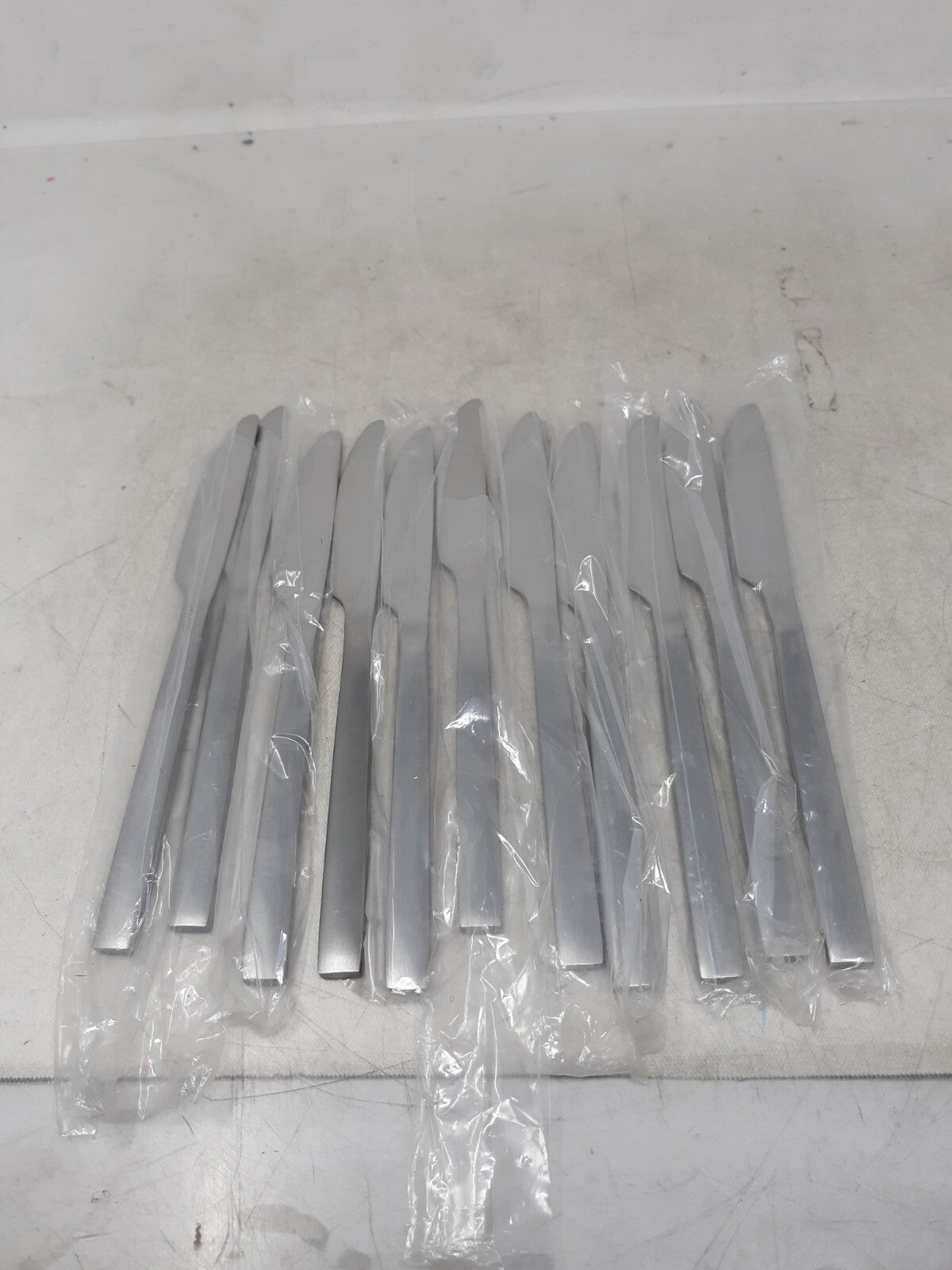 Lot of 11 World Tableware 663 5501 Elexa Satin 9 Dinner Knife