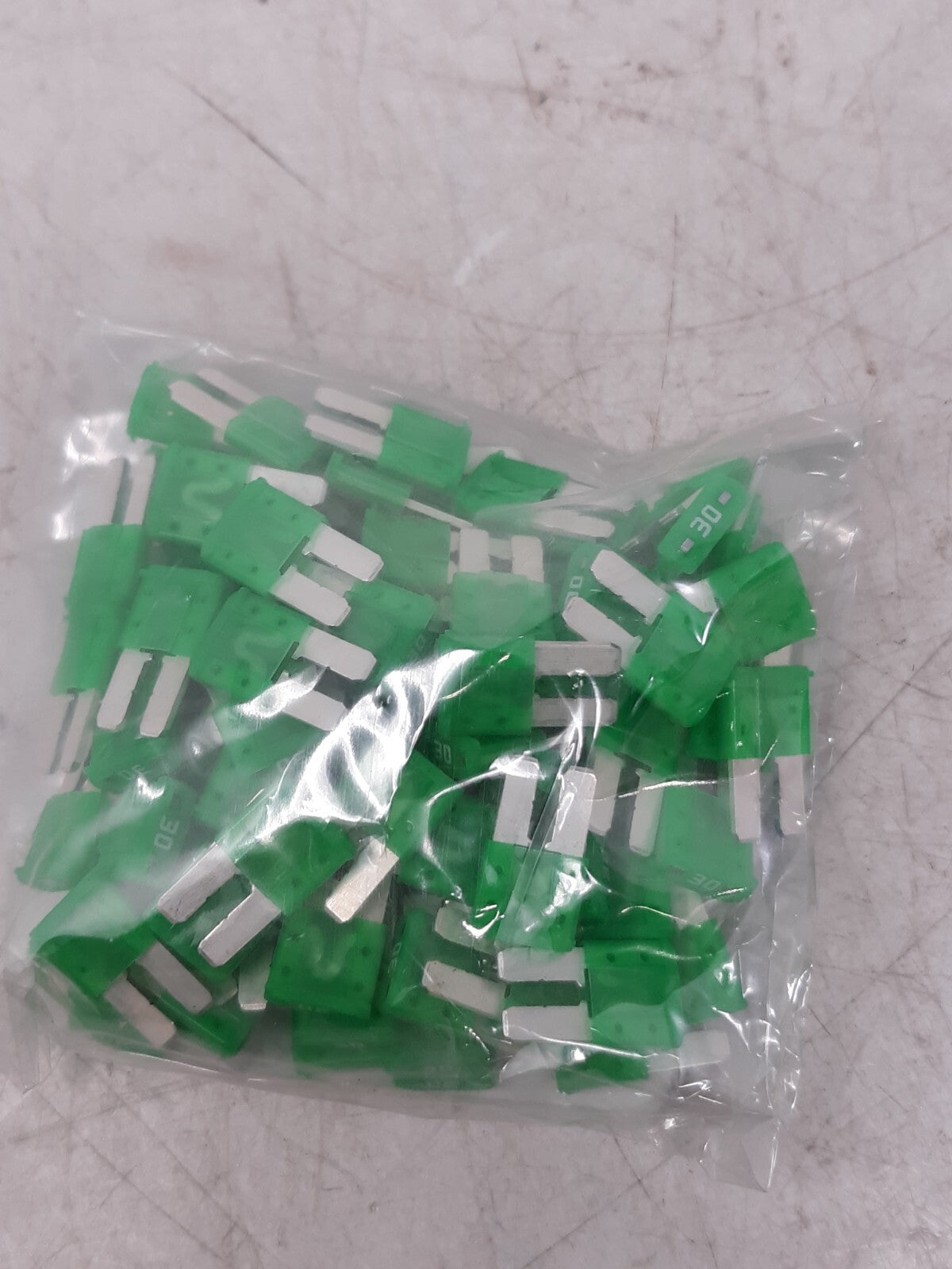 100 PCS Automotive Car Truck Fuses Green Body Two Prong Blade 30 AMP 32V