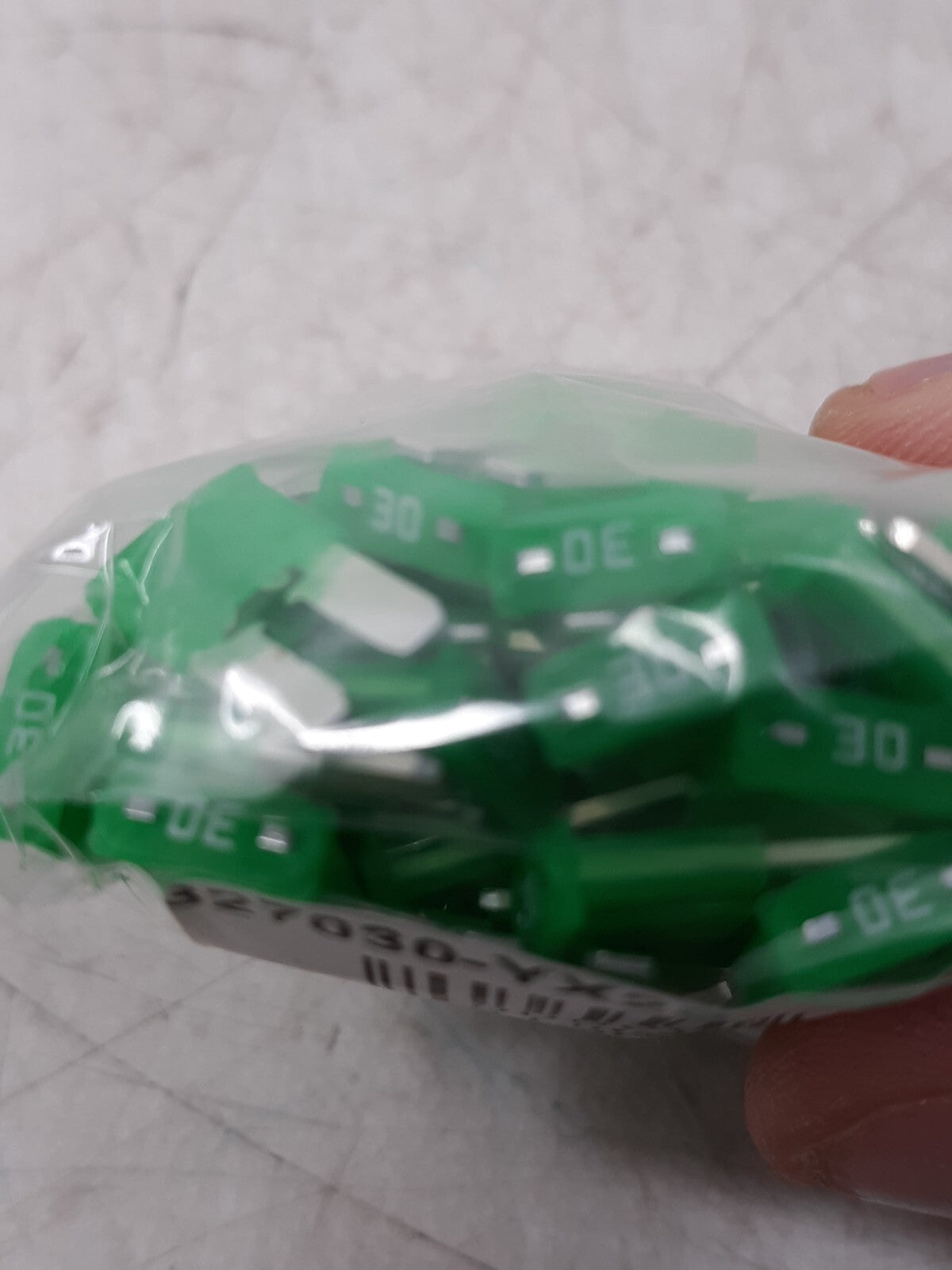 100 PCS Automotive Car Truck Fuses Green Body Two Prong Blade 30 AMP 32V