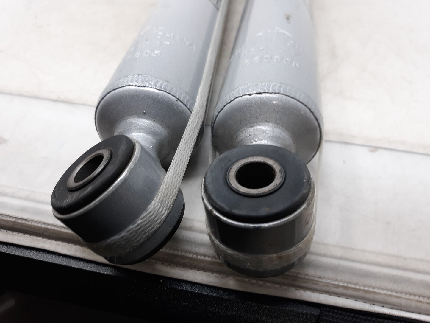 Pair ROUGH COUNTRY PREMIUM SHOCK N3 FITS F250/350 W/4.5-6" LIFT Q17 359 660805