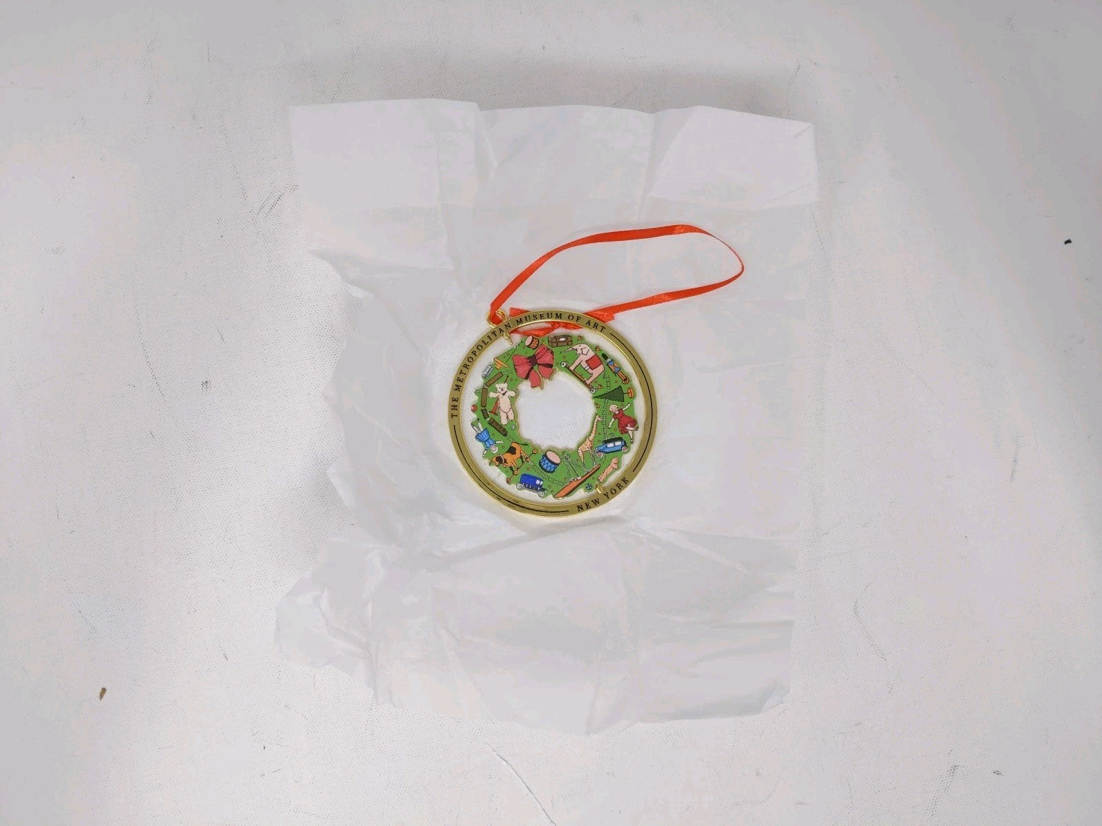 The Metropolitan Museum of Art New Yrok December Wreath Spinning Ornament