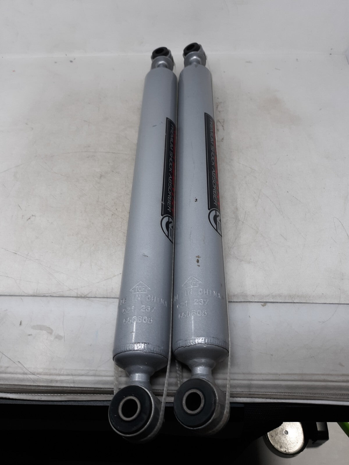 Pair ROUGH COUNTRY PREMIUM SHOCK N3 FITS F250/350 W/4.5-6" LIFT Q17 359 660805