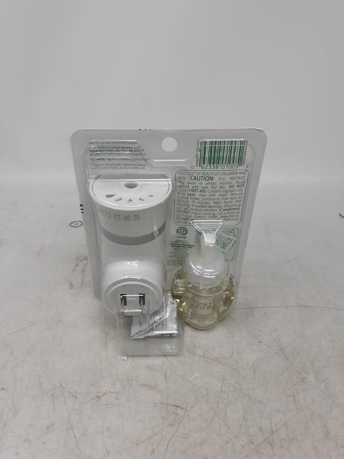 Air Wick Vibrant Plug-In Warmer + Refill Apple & Cinnamon 0.67 fl. oz (20ml) - L