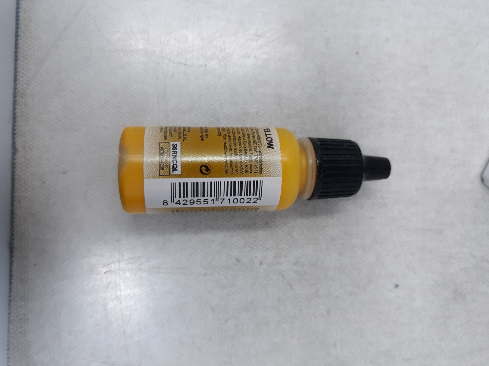 Vallejo 002 - AV Vallejo Model Air 17ml - Medium Yellow 6 pk
