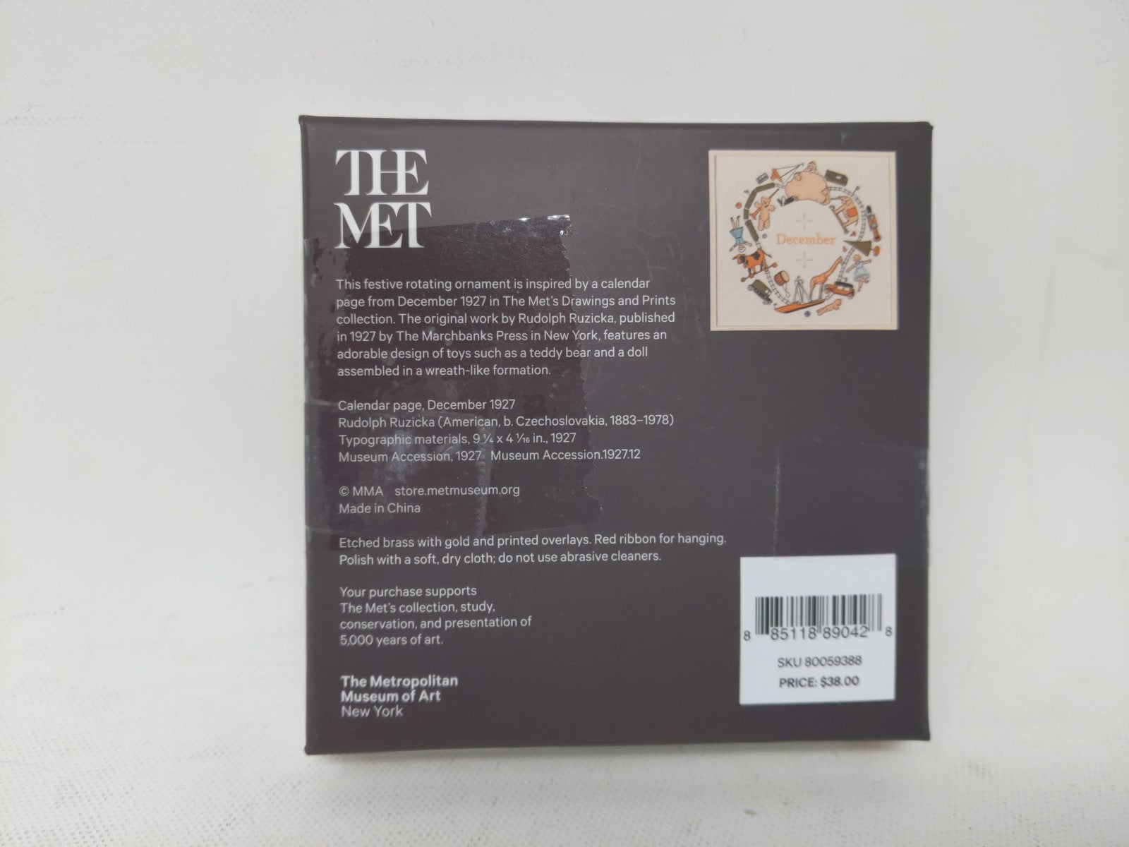 The Metropolitan Museum of Art New Yrok December Wreath Spinning Ornament