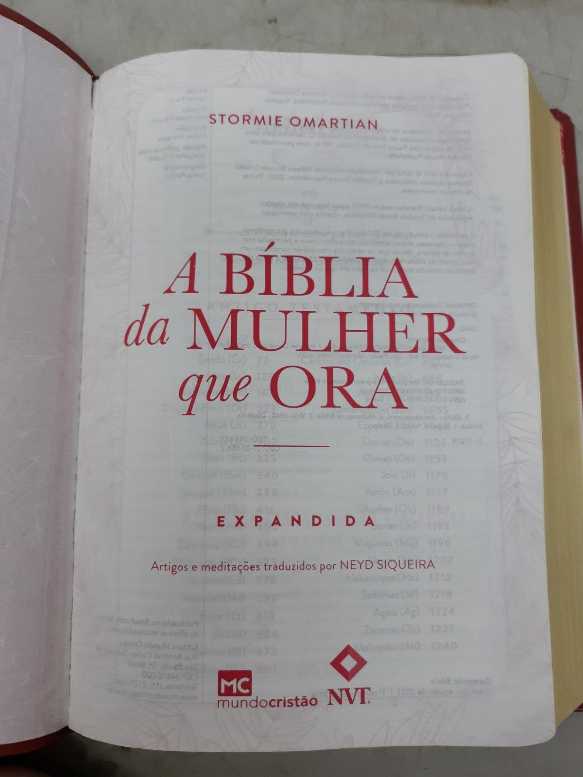 A Bíblia da Mulher que Ora - Expandida by Stormie Omartian (Portuguese, 2024, Le
