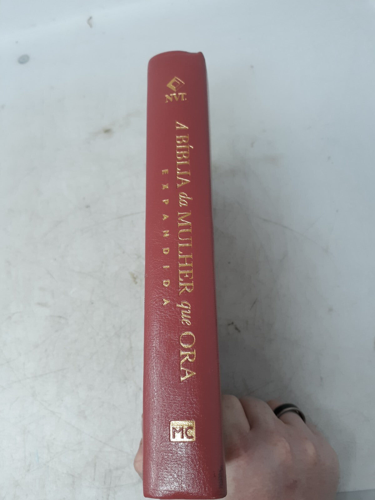 A Bíblia da Mulher que Ora - Expandida by Stormie Omartian (Portuguese, 2024, Le