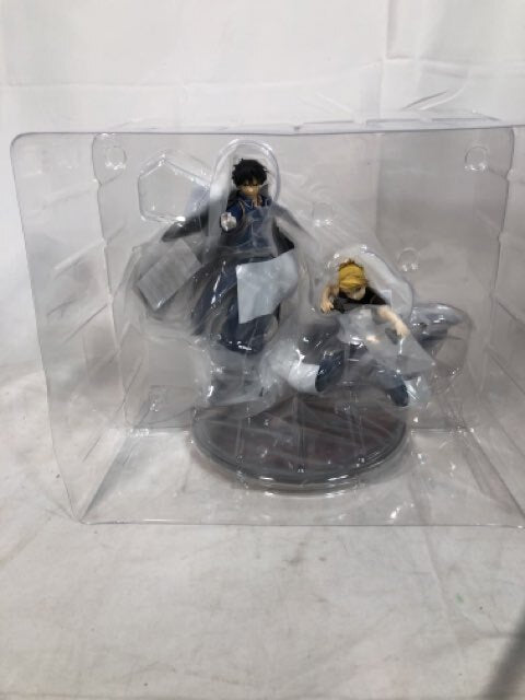 Full Metal Alchemist Roy Mustang and Riza Hawkeye Statue | Ultra Tokyo Connectio