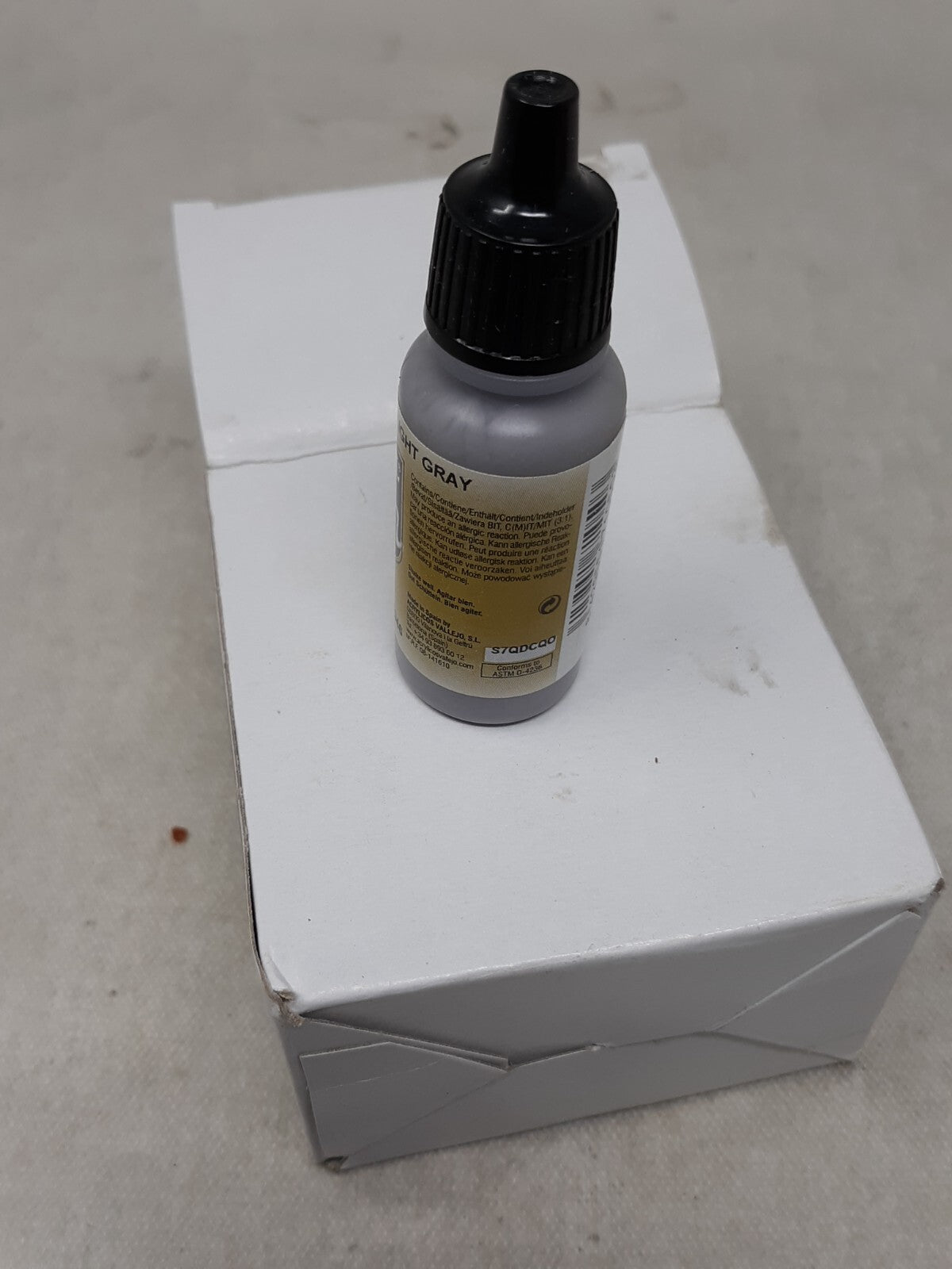Vallejo 71.050 Light Grey Model Air Acrylic Paint 17ml Bottle - 3pk S7QDCQN