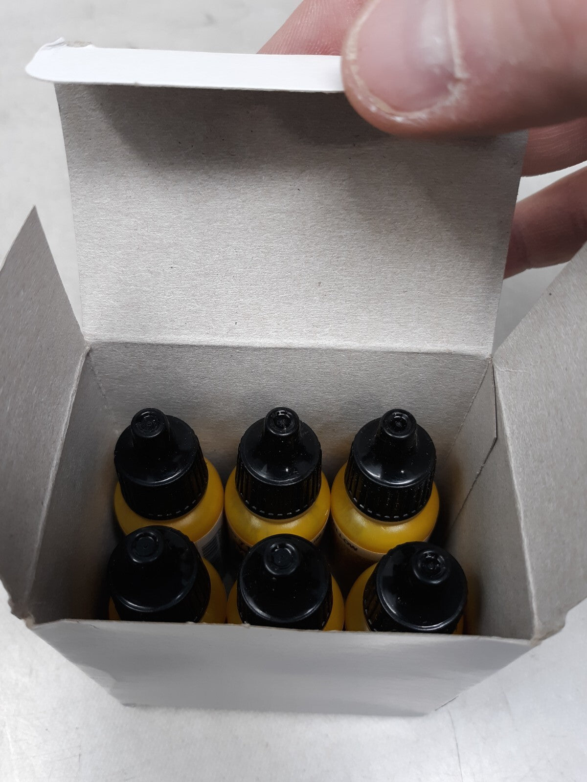 Vallejo 002 - AV Vallejo Model Air 17ml - Medium Yellow 6 pk