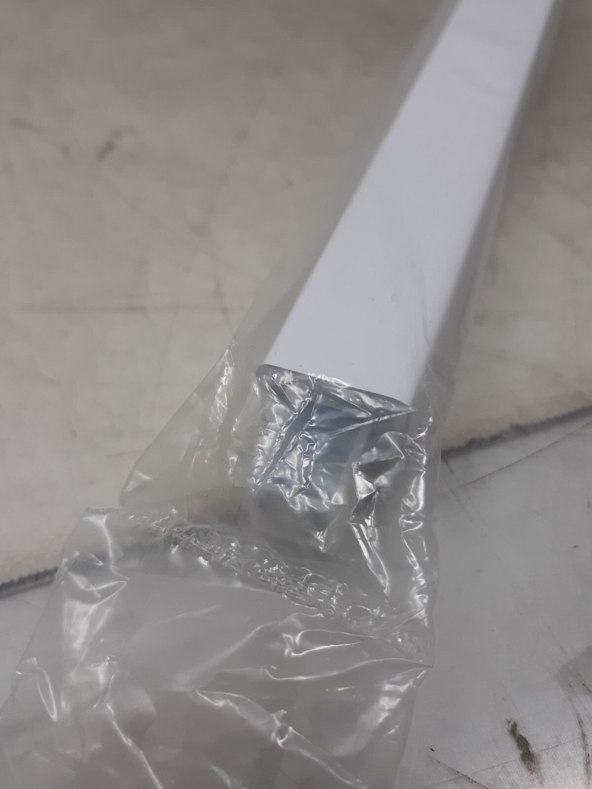 15198 Adjustable Plastic 24-Inchs Towel Bar White Plastic