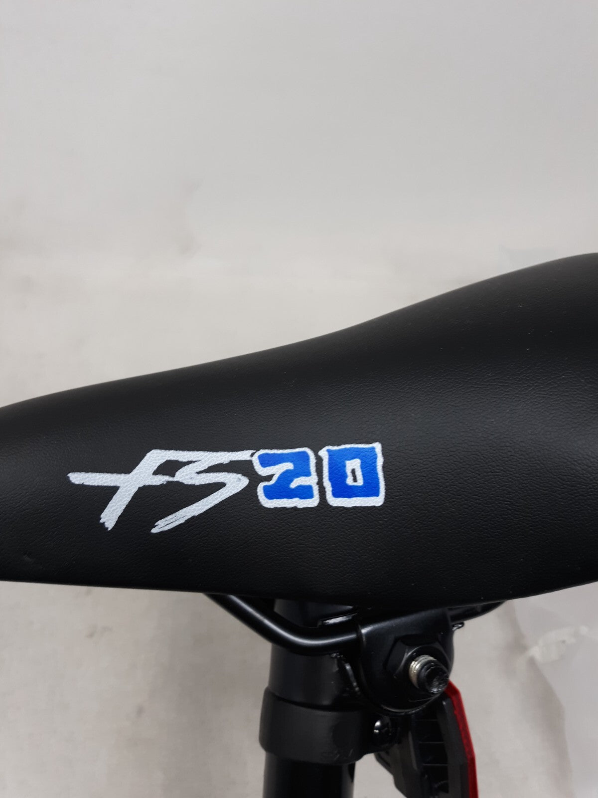 FS20 Bicycle seat and stem - Black