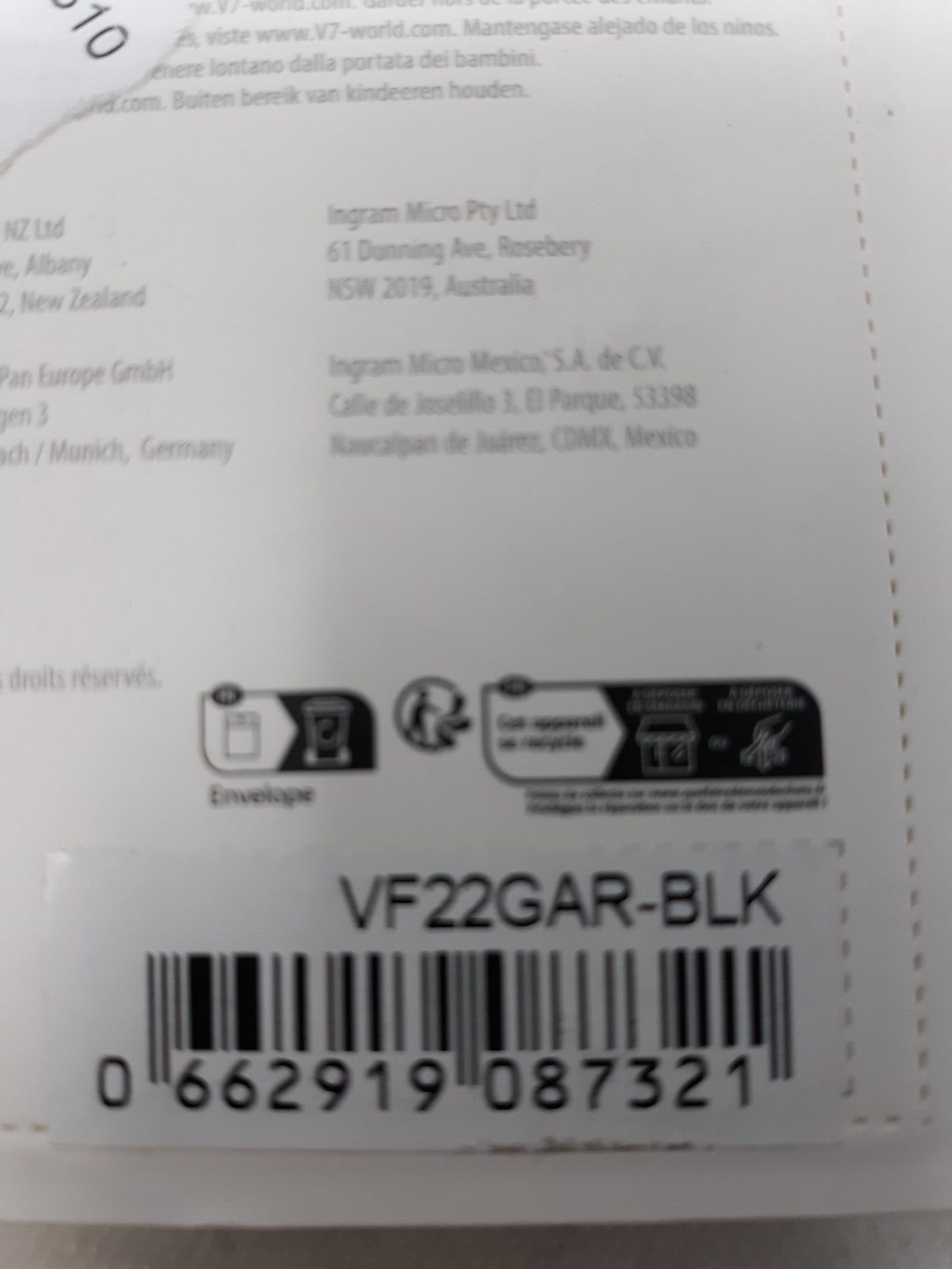 V7 2GB USB 2.0 Flash Drive with Retractable USB Connector - VF22GAR-3N, Black